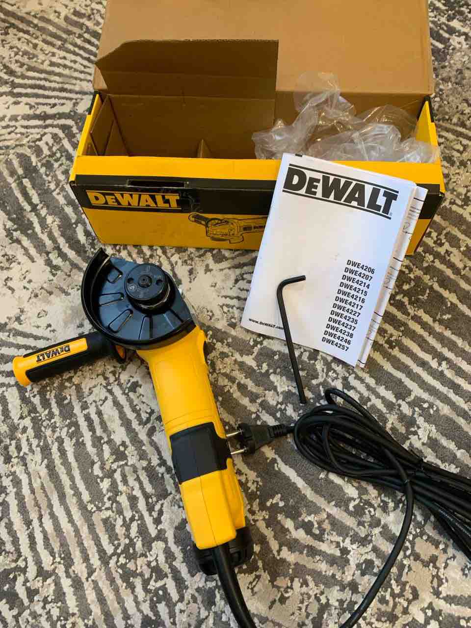 Сетевая угловая шлифовальная машина DEWALT DWE4257 купить в  интернет-магазине, цены на Мегамаркет