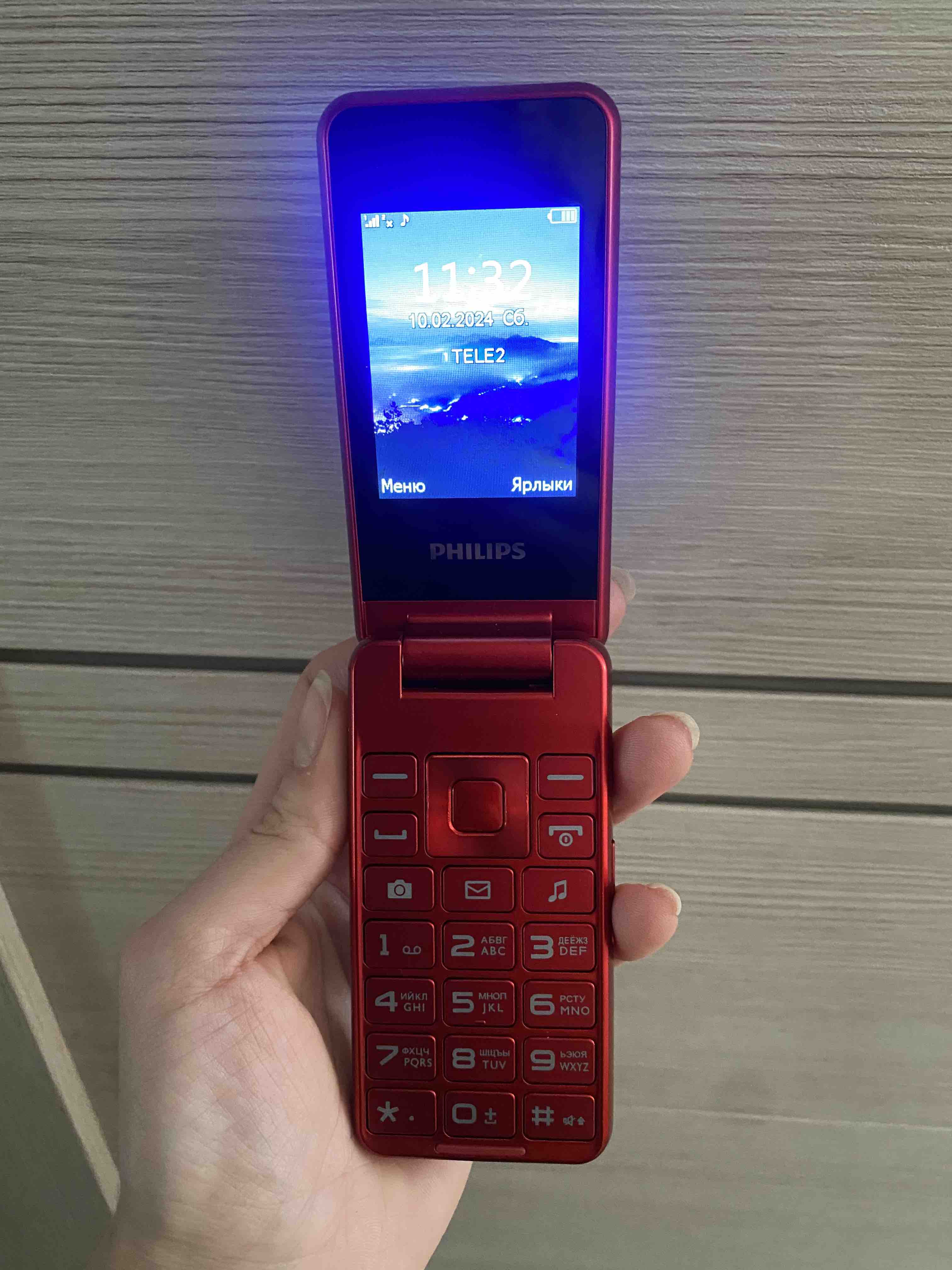 Мобильный телефон Philips Xenium E2601 Red, купить в Москве, цены в  интернет-магазинах на Мегамаркет