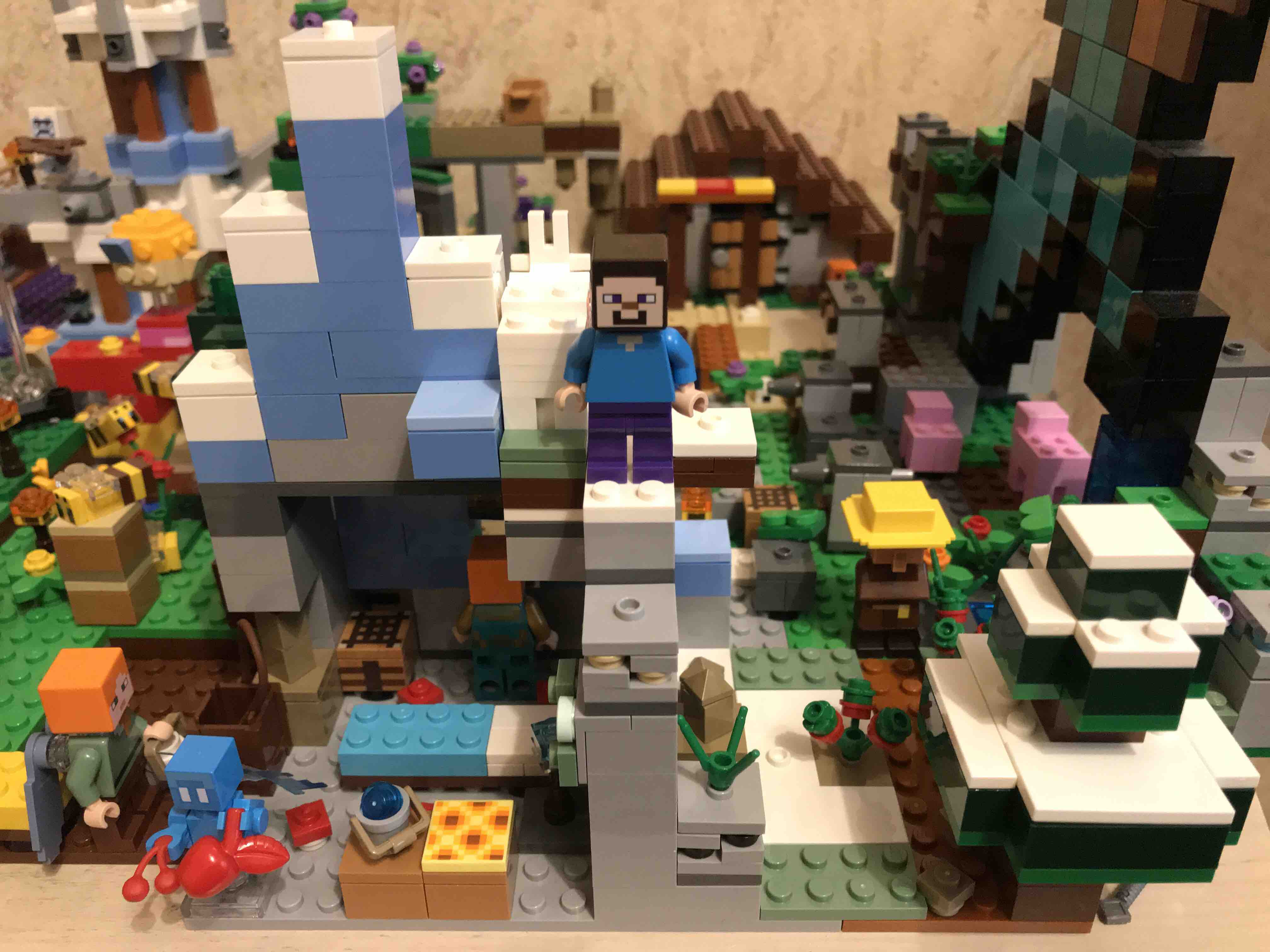 Купить конструктор LEGO Minecraft Ледяные вершины, 304 детали, 21243, цены  на конструкторы в интернет-магазинах на Мегамаркет