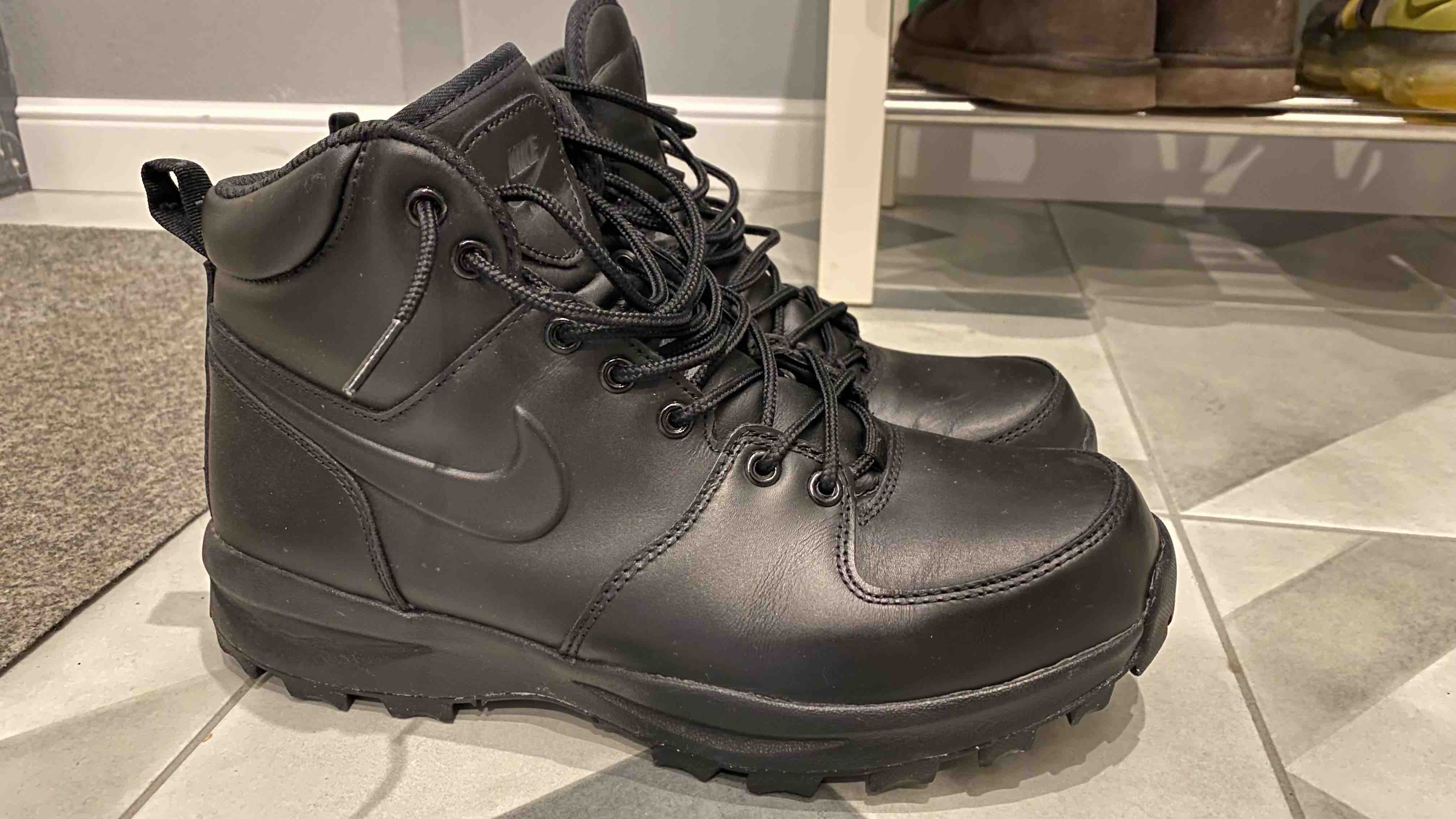 Nike shop boots manoa