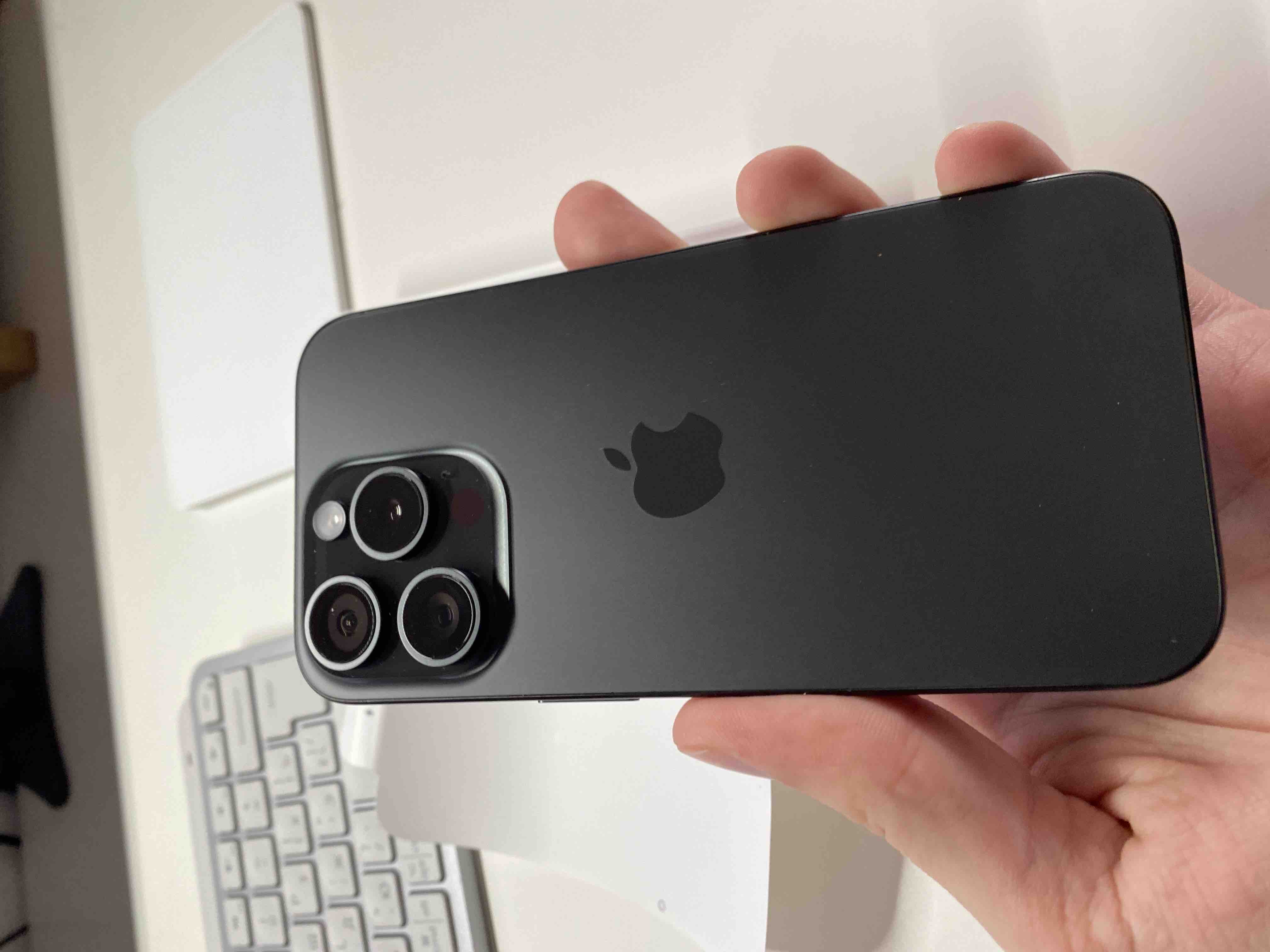 Смартфон Apple iPhone 15 Pro 128Gb Black Titanium - отзывы покупателей на  Мегамаркет | 100060024501