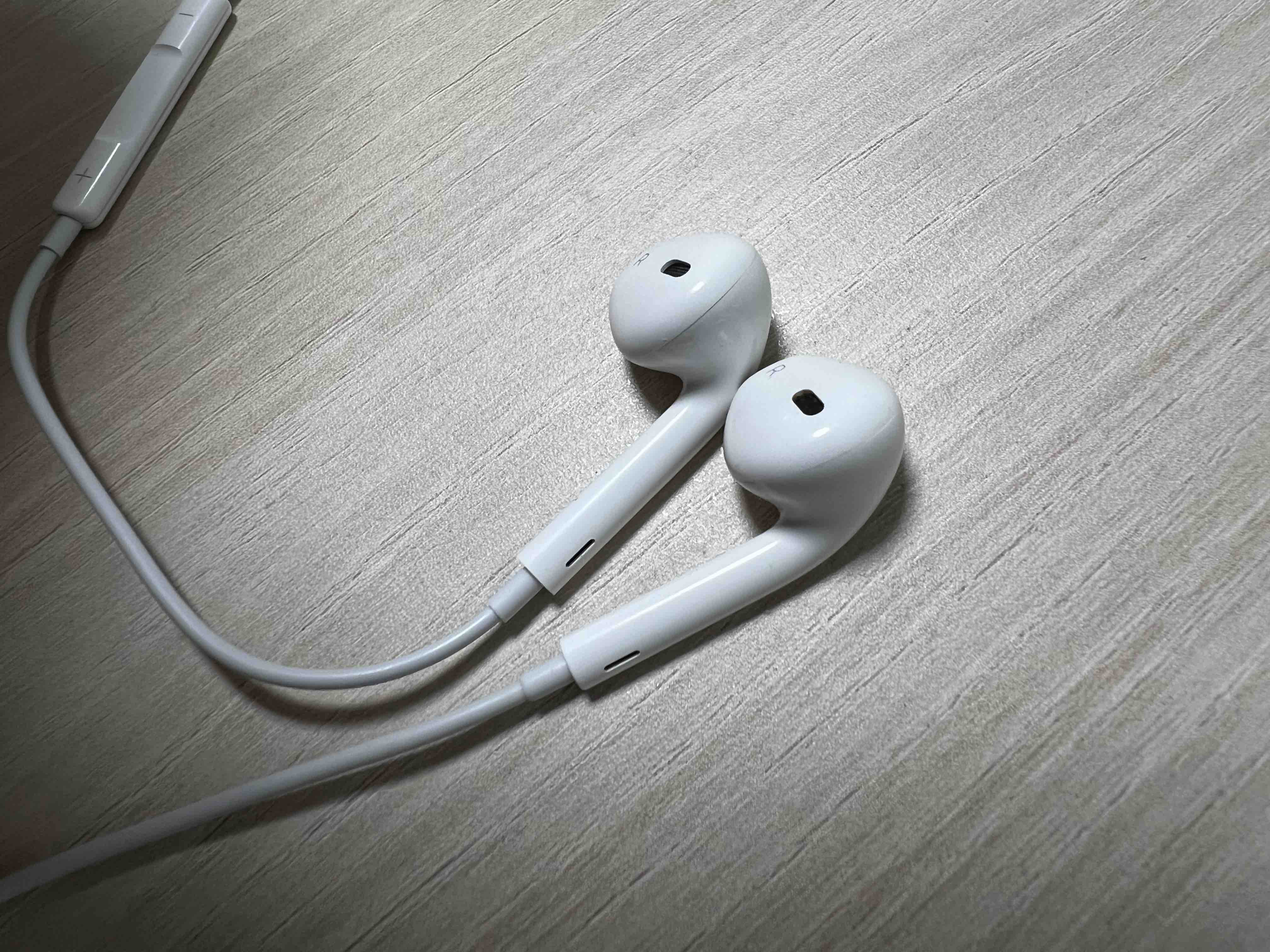 Наушники Apple EarPods Lightning White (MMTN2ZM/A) - отзывы покупателей на  маркетплейсе Мегамаркет | Артикул: 100000062346