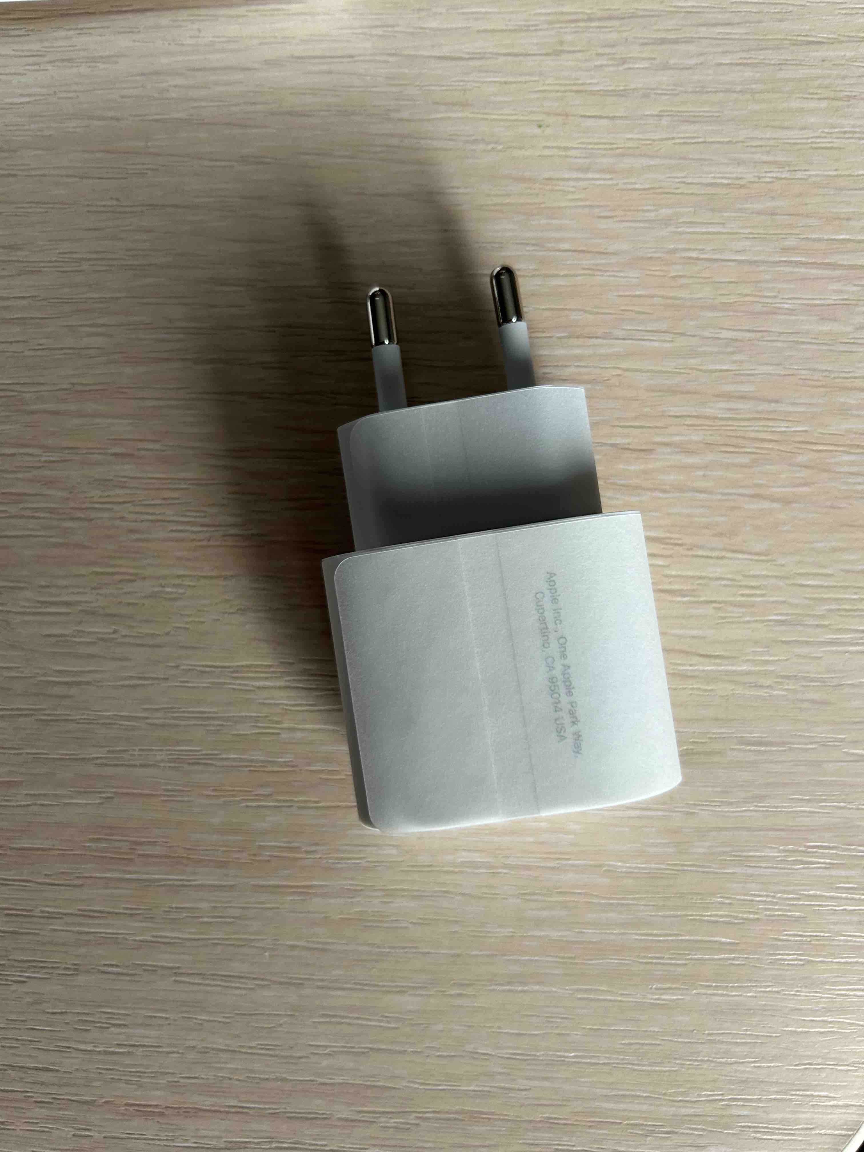 Сетевое зарядное устройство Apple MHJE3ZM/A 20W Power Adapter, 1xUSB  Type-C, 2.2A, white, купить в Москве, цены в интернет-магазинах на  Мегамаркет