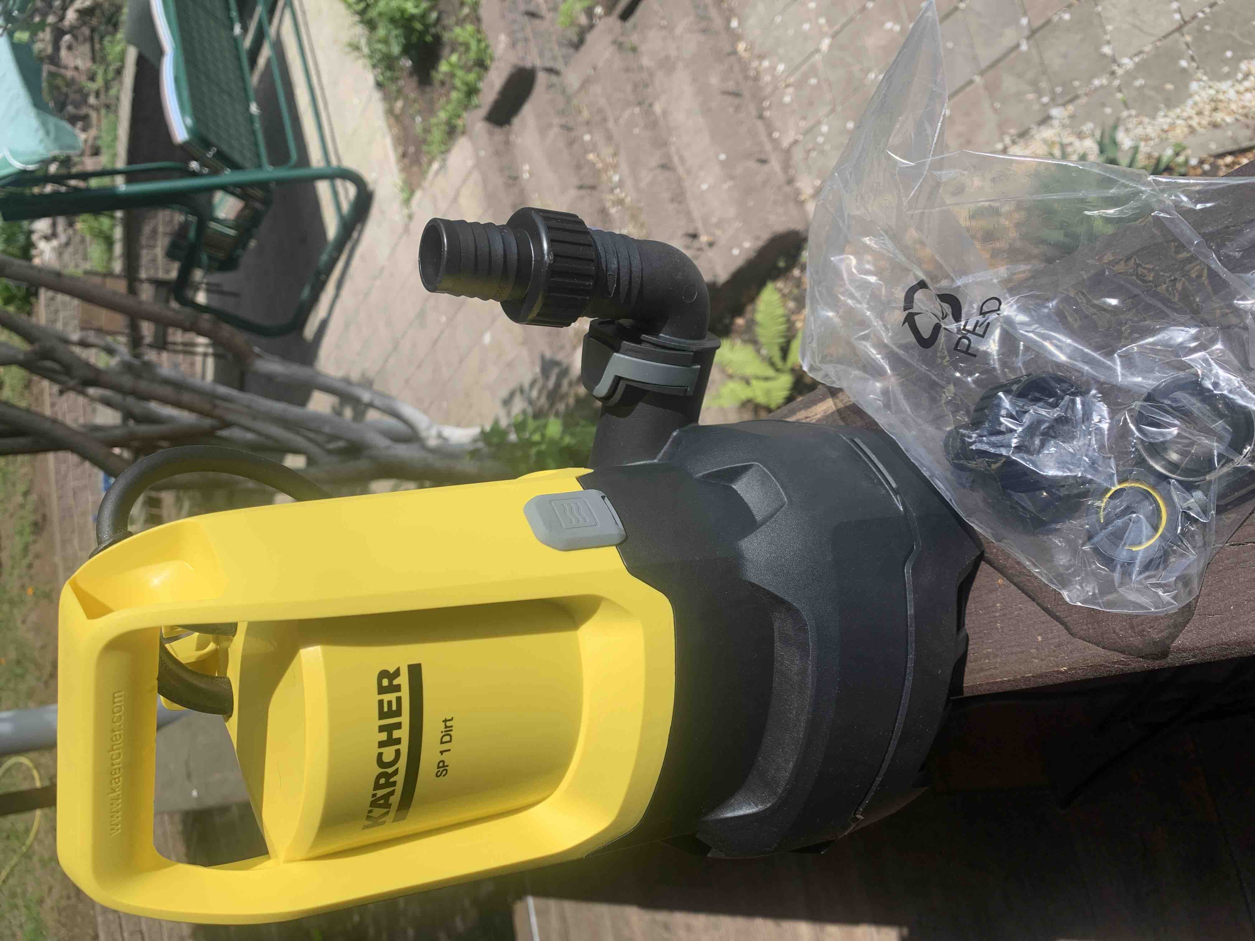 Насос Karcher откачивает воду до 1 мм