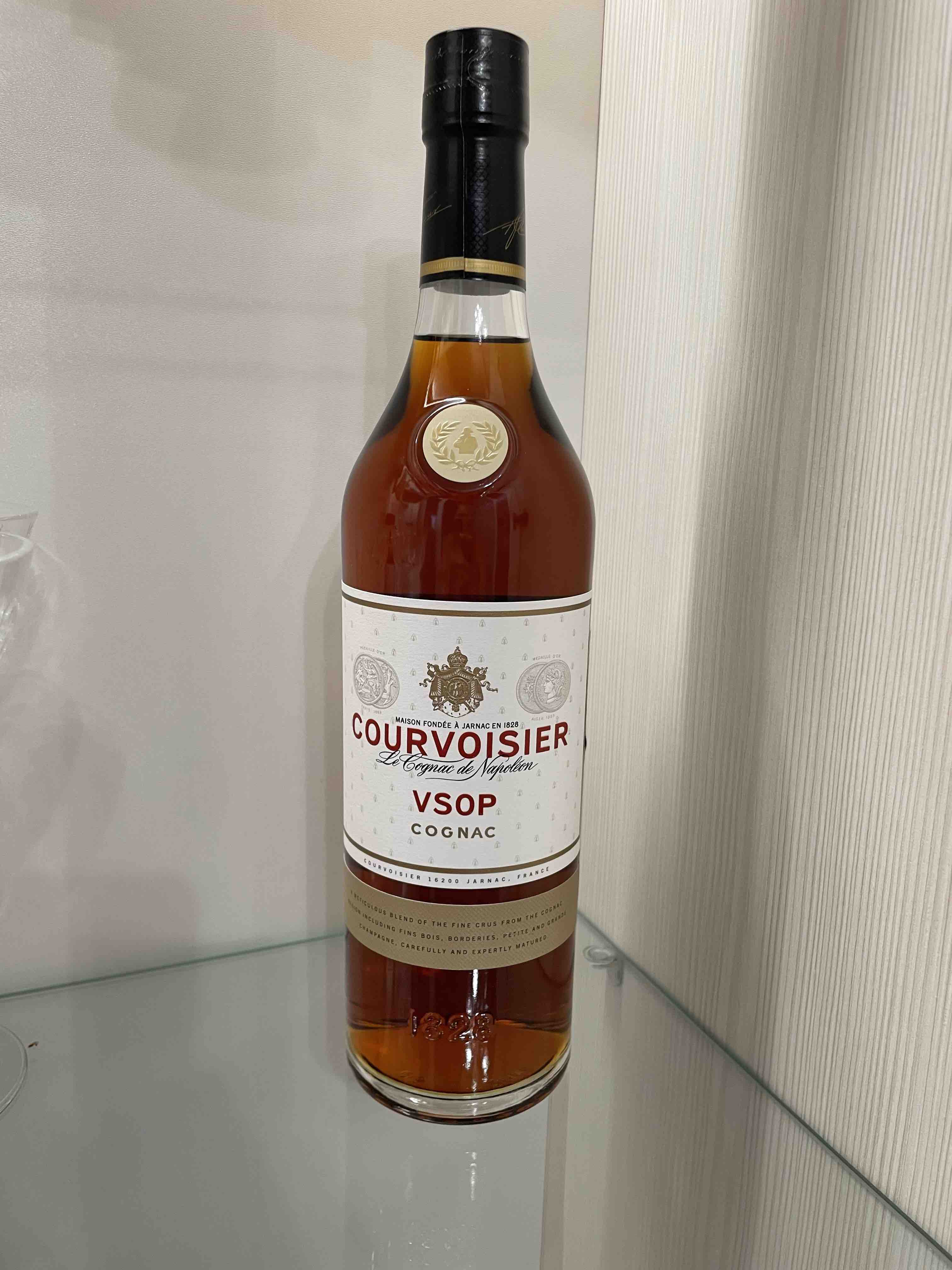 Коньяк Courvoisier VSOP 0,7 л в подарочной упаковке - купить в Москве, цены  на Мегамаркет | 100025351595