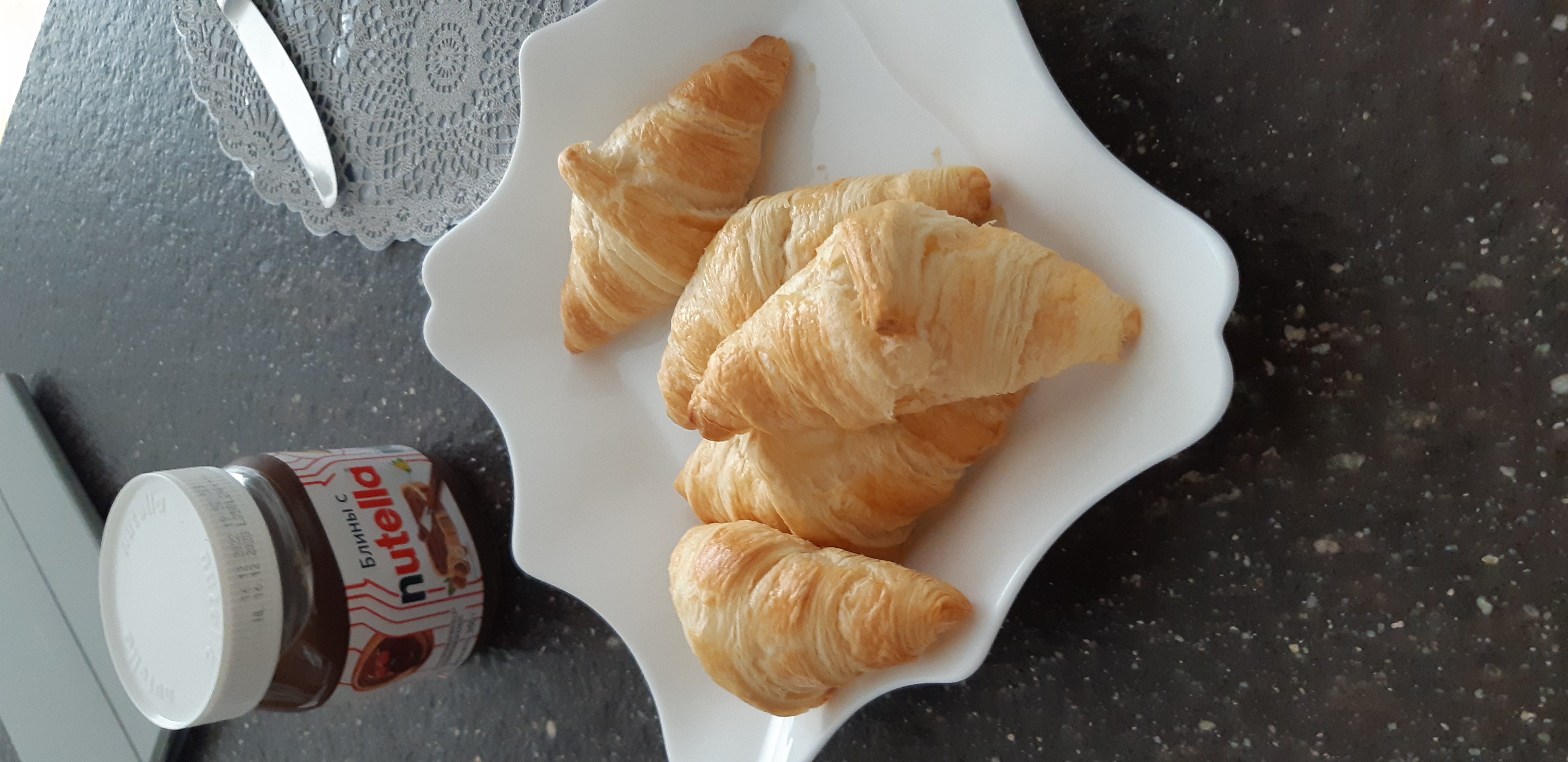 La reine круассаны с шоколадом. Круассаны полуфабрикаты. Замороженные полуфабрикаты для выпечки. Круассаны полуфабрикаты. Круассан bridor.