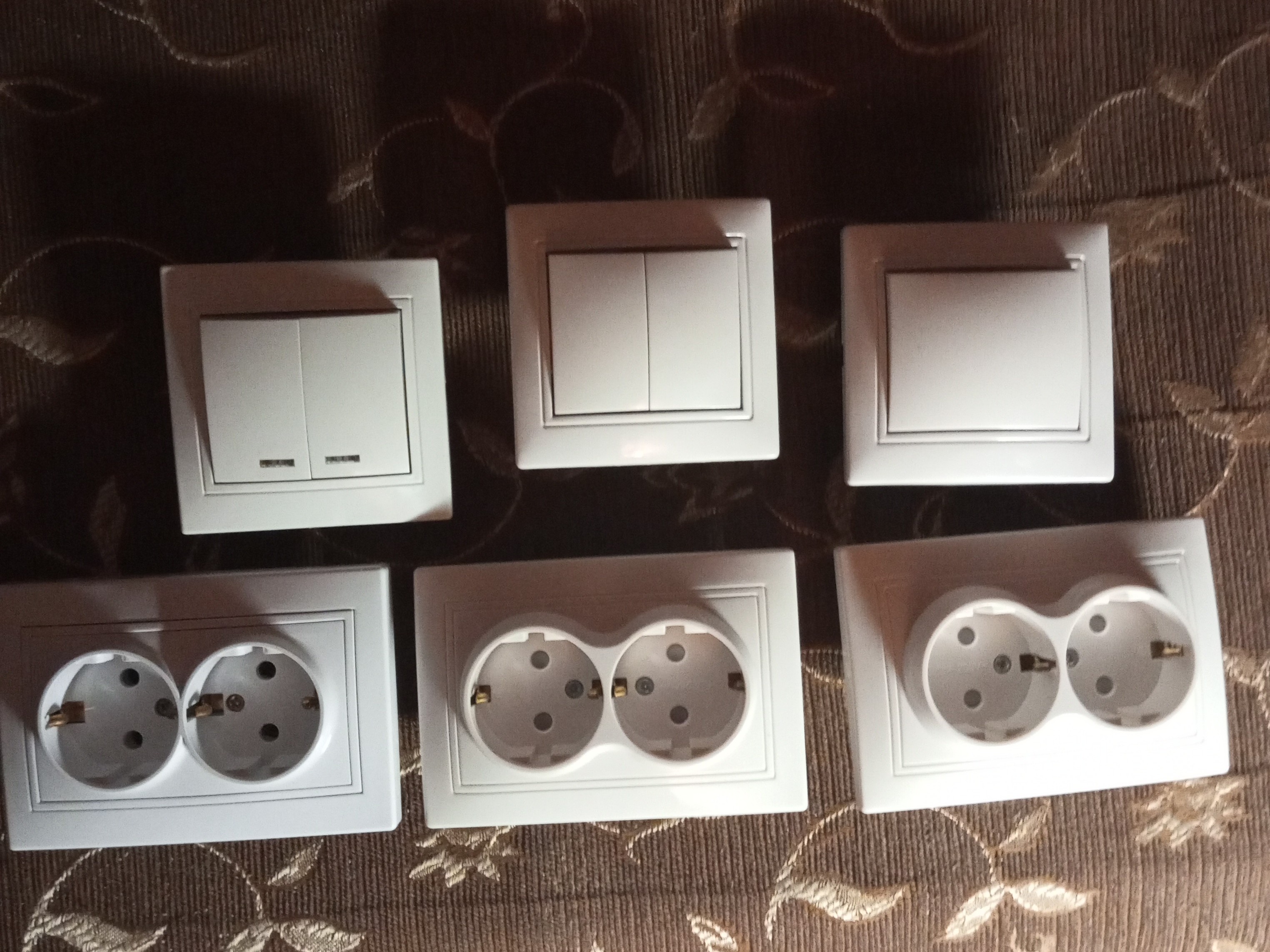 Основные элементы конструкции двухклавишного выключателя