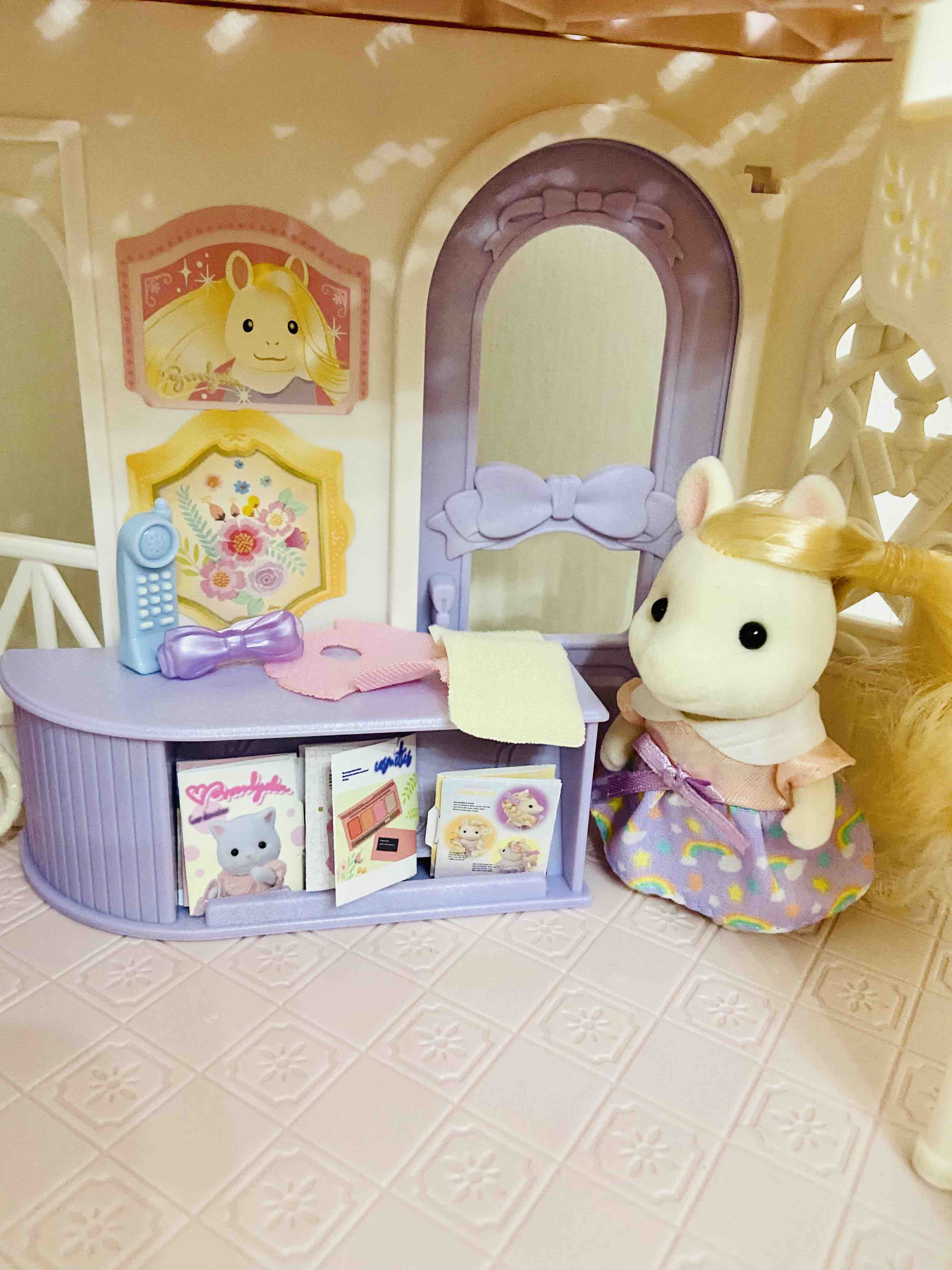 Купить игровой набор Sylvanian Families Салон красоты Пони 5642, цены на  Мегамаркет