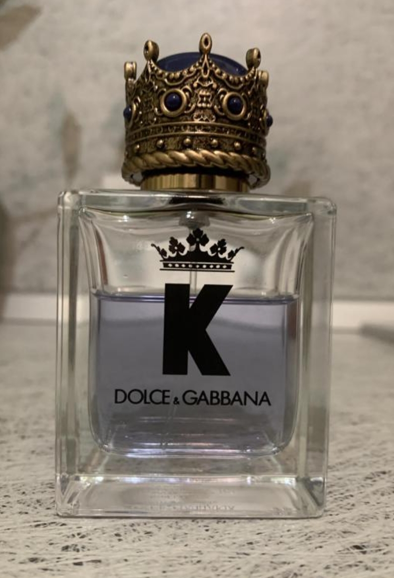 Dolce gabbana q отзыв. Дольче Габбана флакон с короной. Дольче Габбана духи мужские с короной на крышке. Dolce Gabbana k с серебряной короной. Дольче Габбана с короной на крышке мужские сколько мл в оригинале.