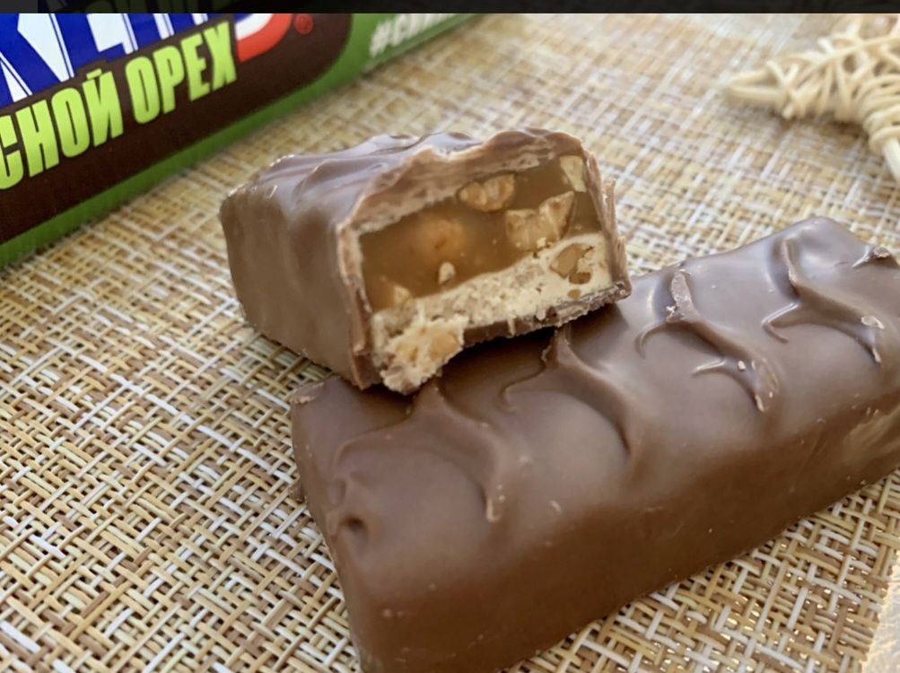 Snickers лесной орех. Сникерс. Вкусные шоколадки. Шоколад похожий на Сникерс. Вкусный шоколад марки.