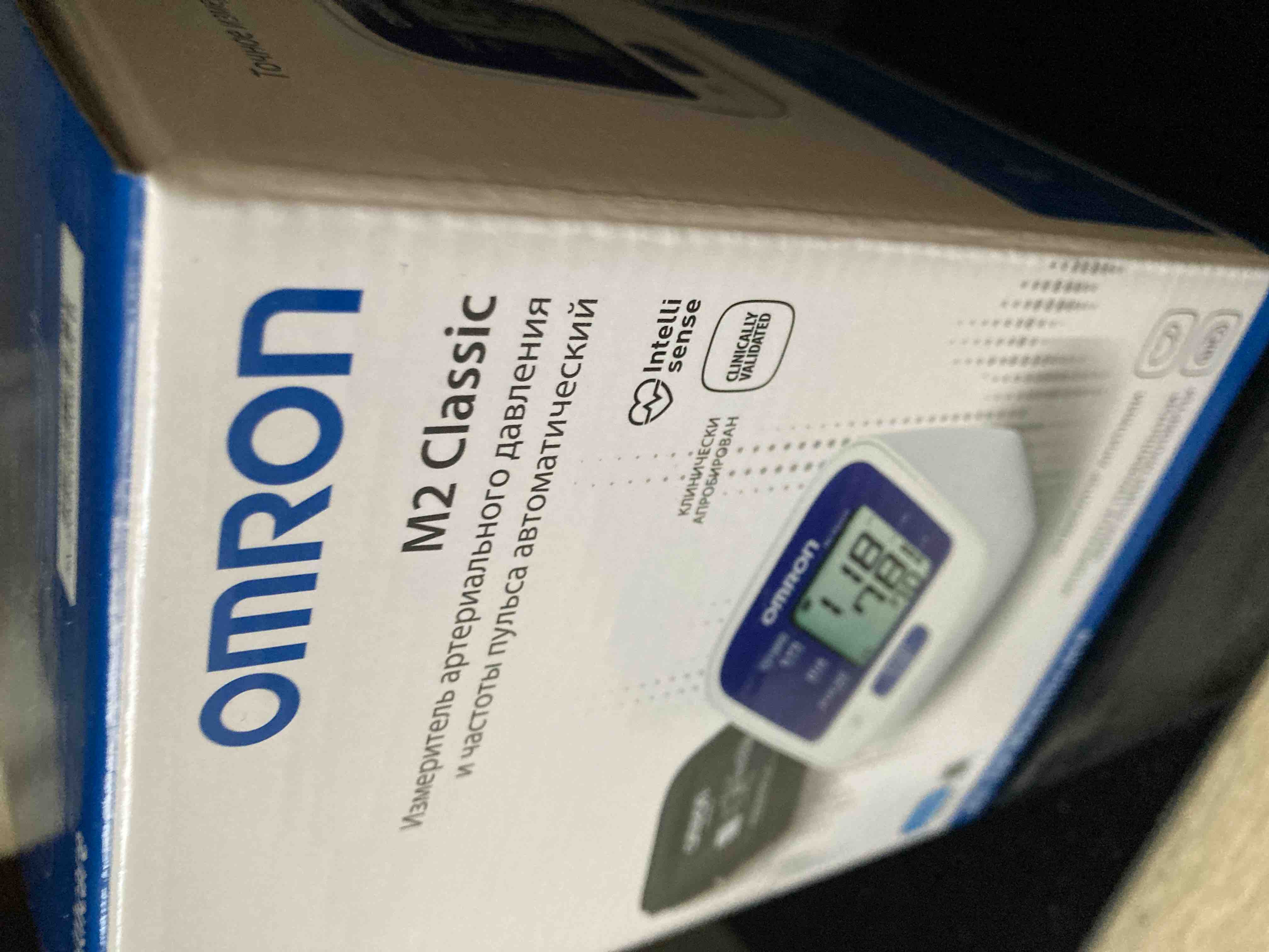 Omron m2 отзывы. Омрон м2 Классик. Тонометр Omron m2 Classic. Omron m2 Classic с двумя манжетами. Дисплей тонометра Омрон м2 Classic