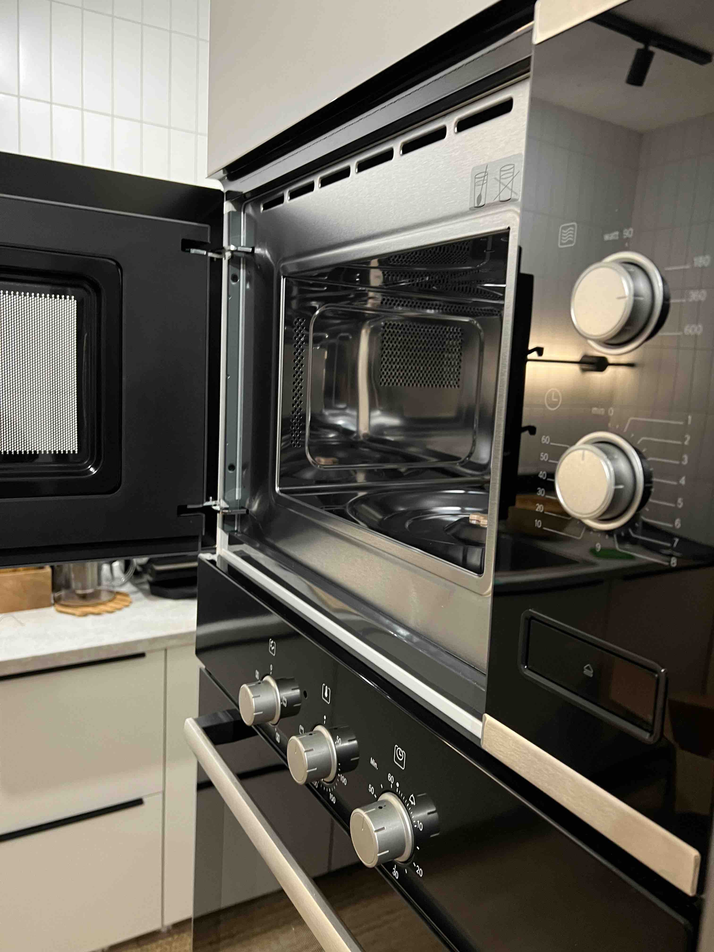 Встраиваемая микроволновая печь Bosch BFL520MS0 черный/серебристый