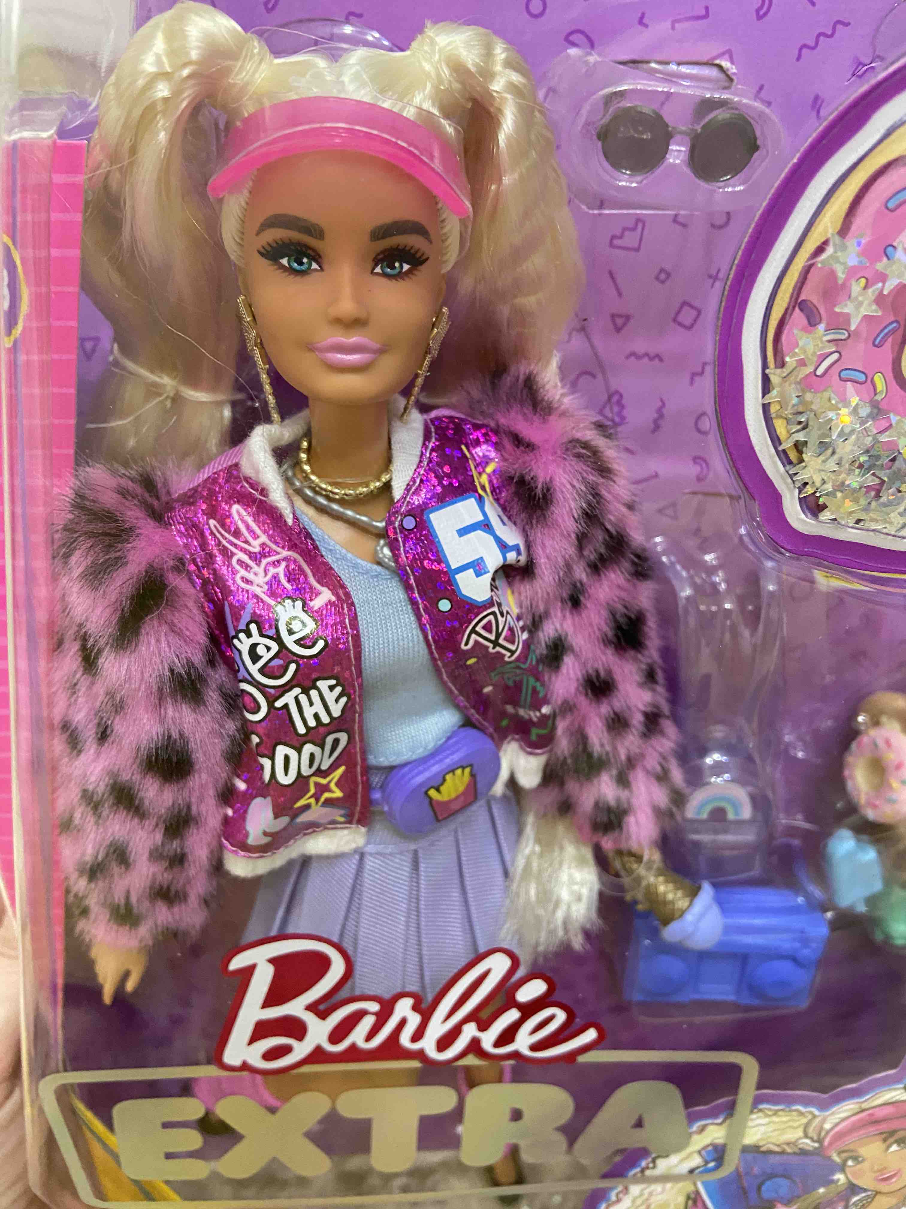 Купить кукла Mattel Barbie Экстра Блондинка с хвостиками GYJ77, цены на  Мегамаркет