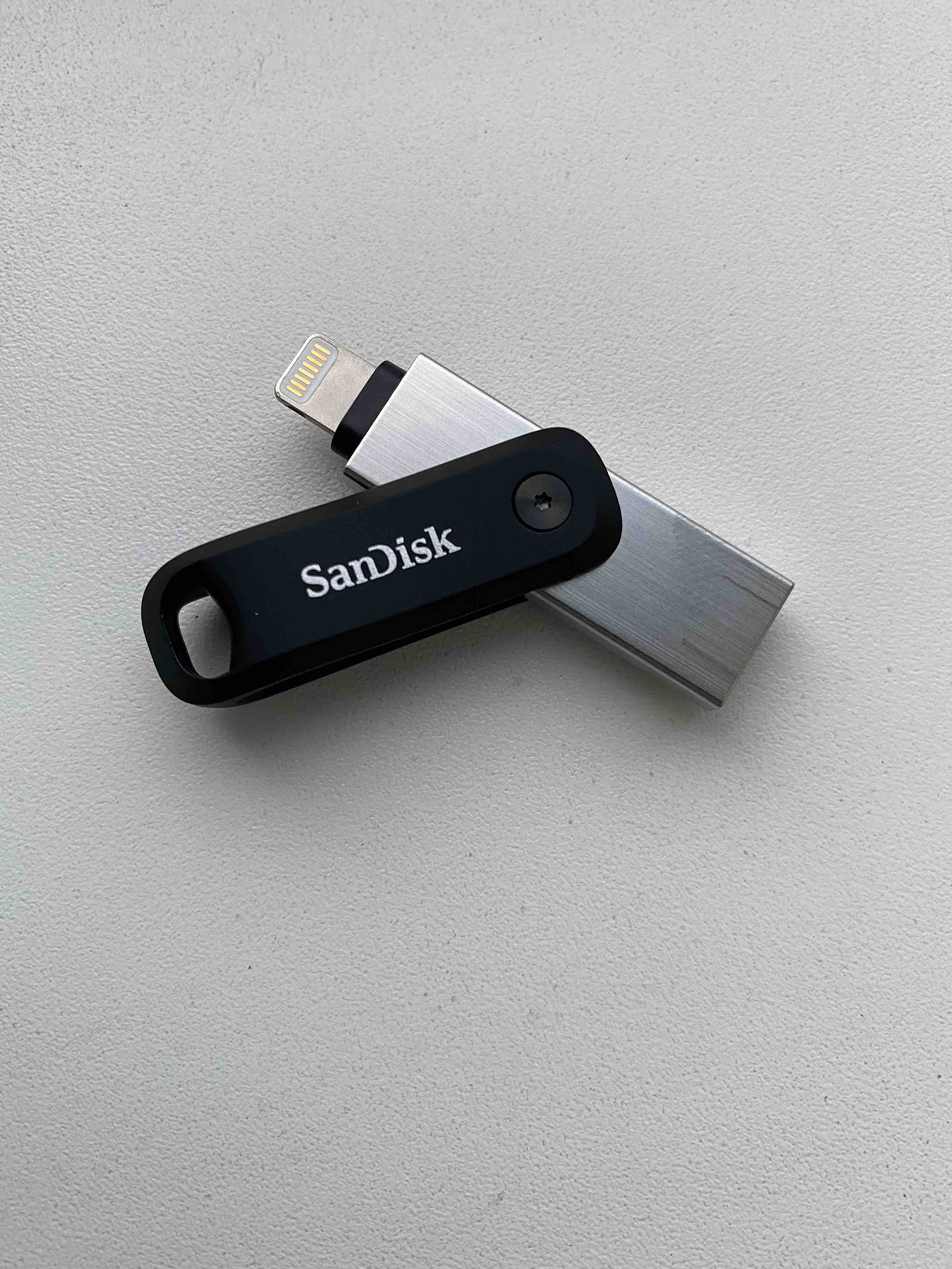 Флешка SanDisk iXpand GO 64ГБ Silver/Black (SDIX60N-064G-GN6NN) - отзывы  покупателей на Мегамаркет | 100027029452