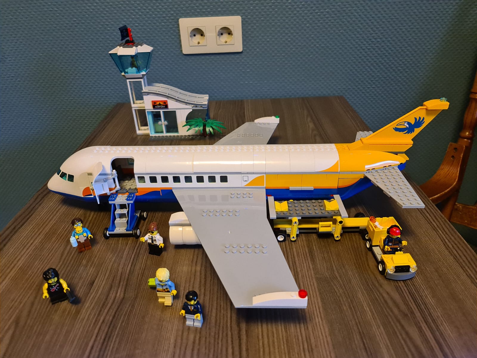 Отзывы о конструктор LEGO City Airport 60262 Пассажирский самолёт - отзывы  покупателей на Мегамаркет | конструкторы LEGO 60262 - 100026632061