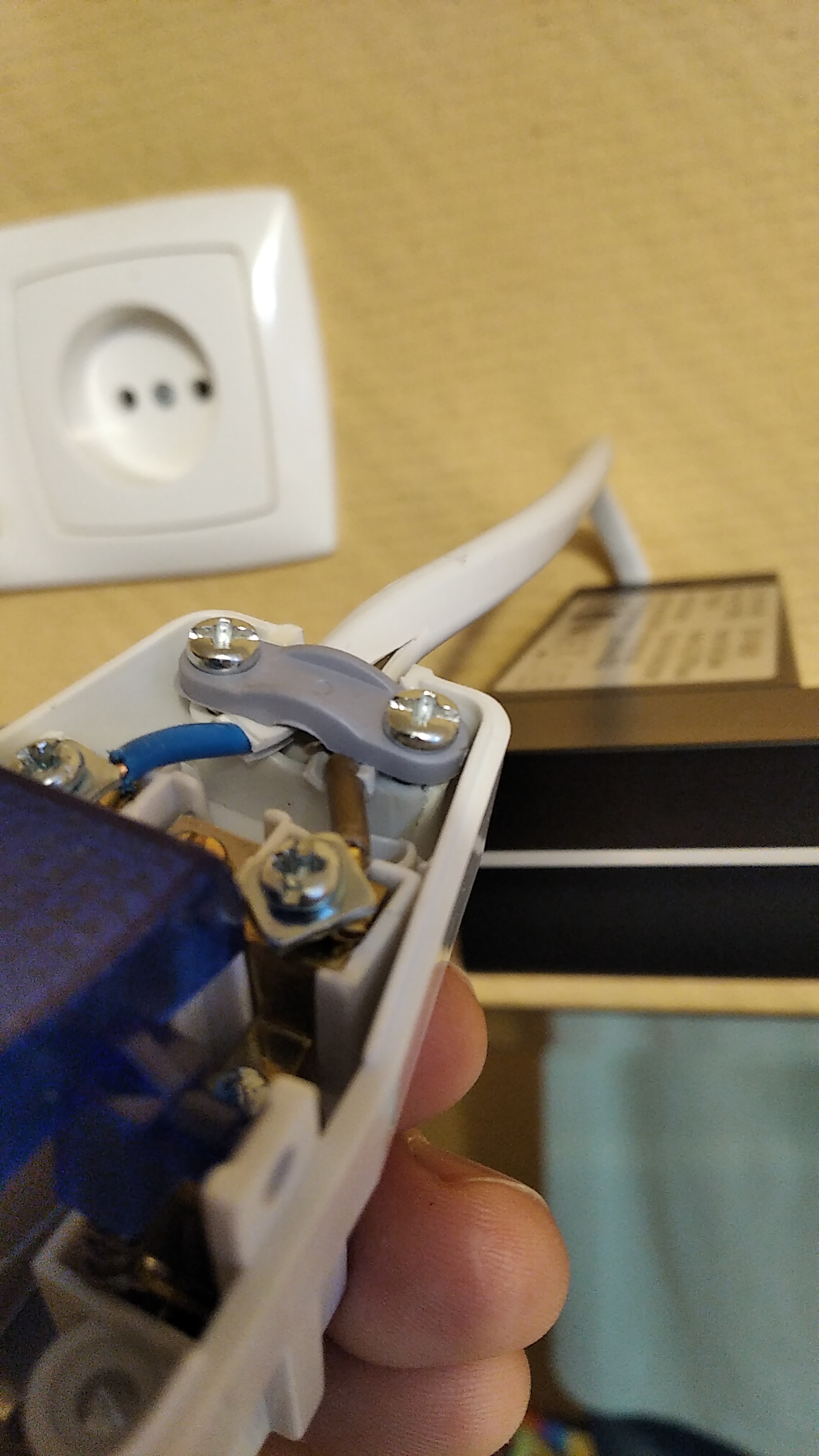 Вилка с выключателем с/з белая 16А UNIVersal BD1505-1 купить в интернет ...