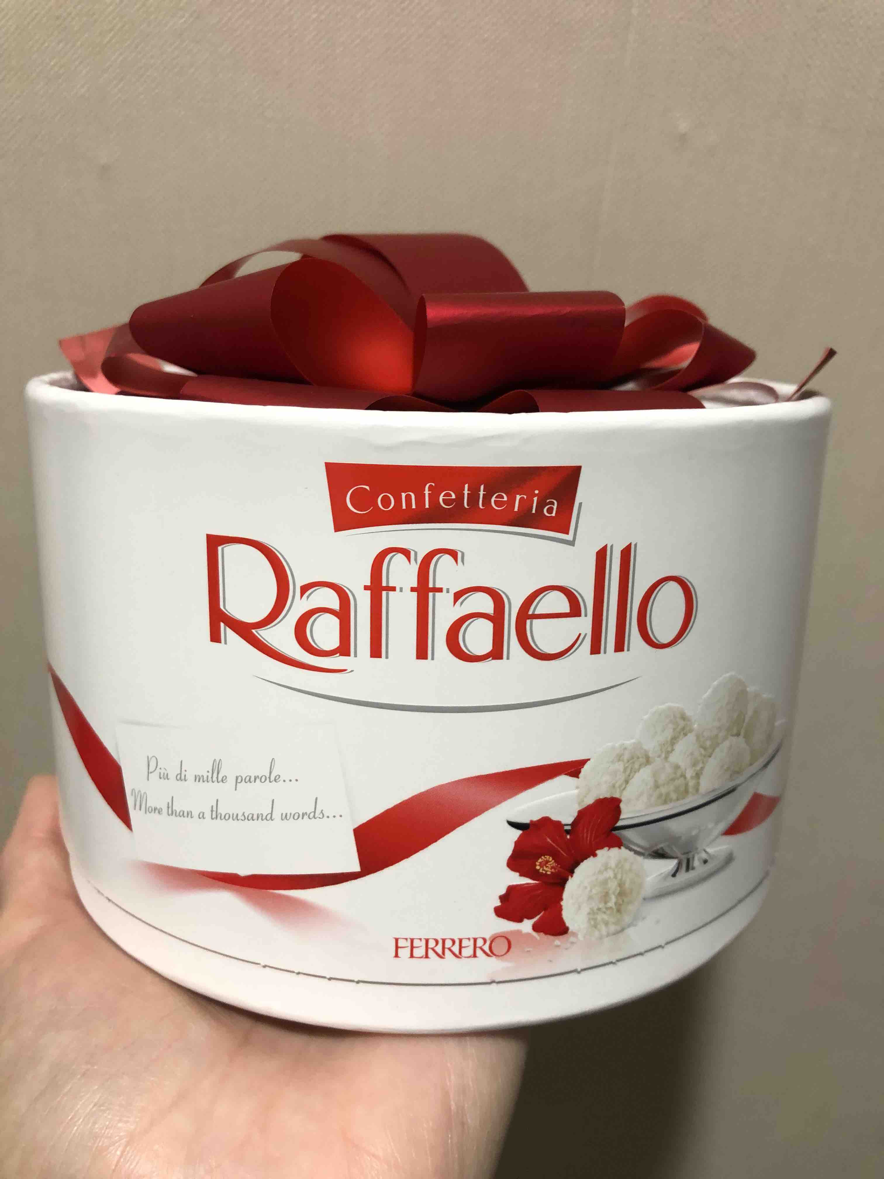 Конфеты Raffaello с цельным миндальным орехом в кокосовой обсыпке торт 200  г - отзывы покупателей на маркетплейсе Мегамаркет | Артикул: 100023331955