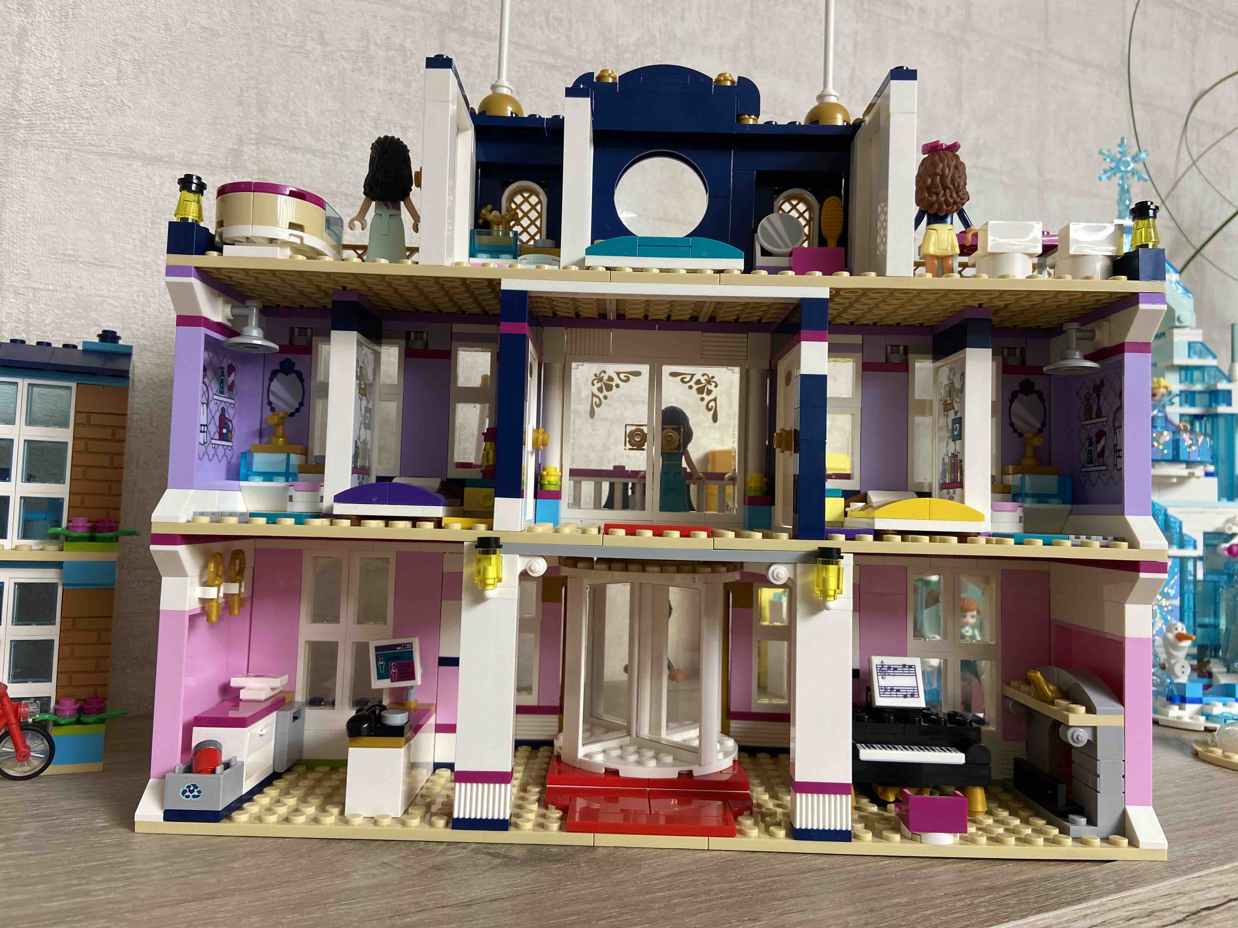 Отзывы о конструктор LEGO Friends 41684 Гранд-отель Хартлейк Сити - отзывы  покупателей на Мегамаркет | конструкторы LEGO 41684 - 100028627914