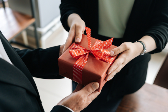 Что подарить коллегам по работе на 23 февраля: идеи подарков для мужчин